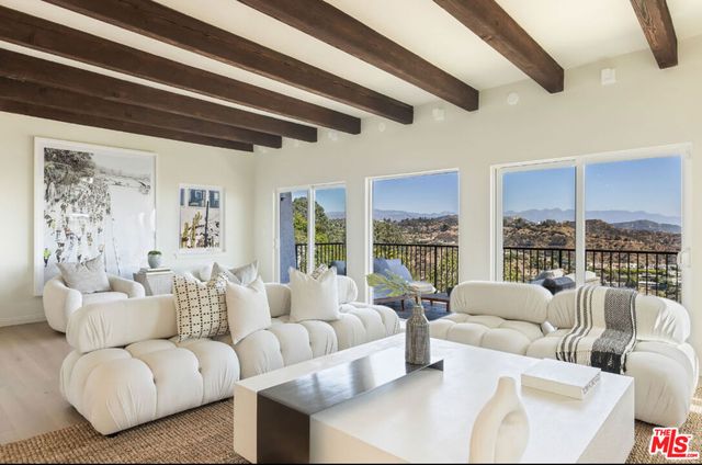 8300 Grand View Drive, Los Angeles, CA 90046
