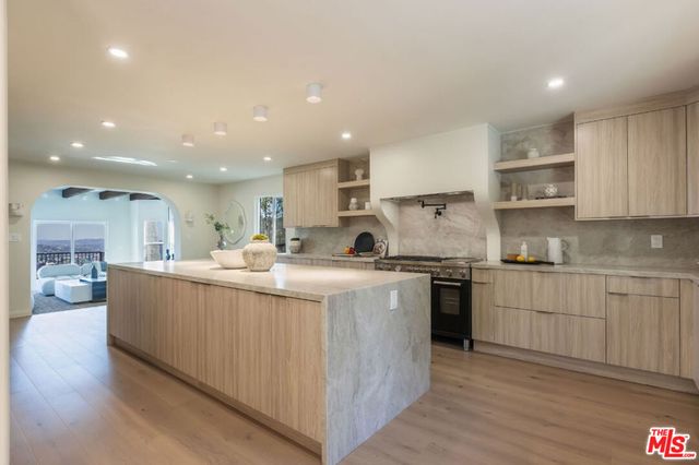 8300 Grand View Drive, Los Angeles, CA 90046