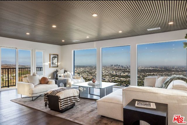 8300 Grand View Drive, Los Angeles, CA 90046
