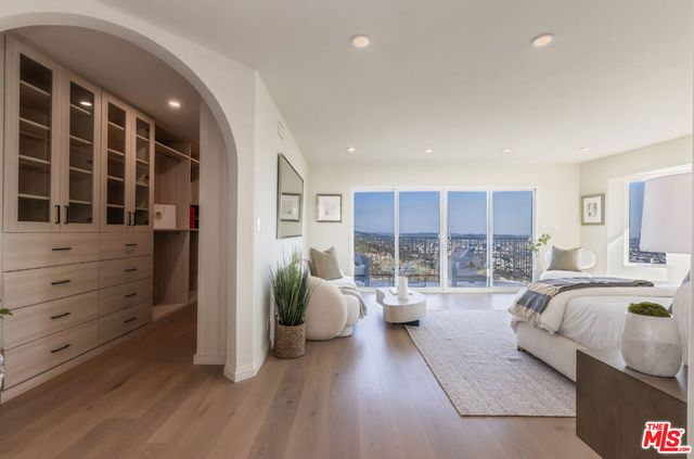 8300 Grand View Drive, Los Angeles, CA 90046