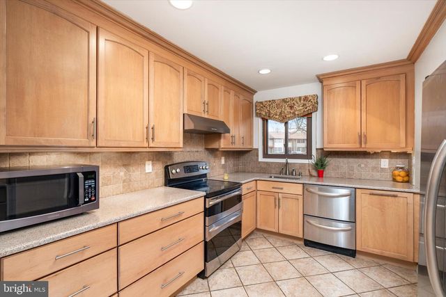 29 PENNINGTON RD, East Windsor, NJ 08520