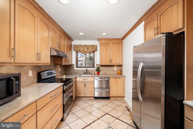 29 PENNINGTON RD, East Windsor, NJ 08520