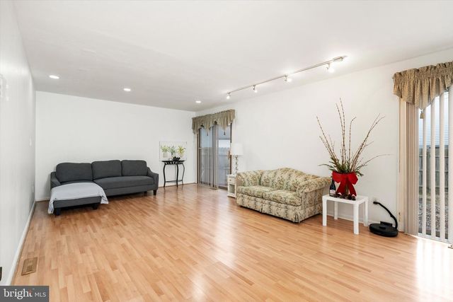 29 PENNINGTON RD, East Windsor, NJ 08520