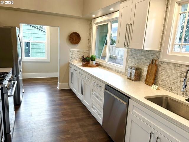 6804 Se CARLTON St, Portland, OR 97206