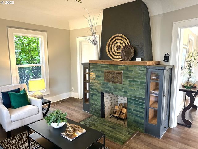 6804 Se CARLTON St, Portland, OR 97206