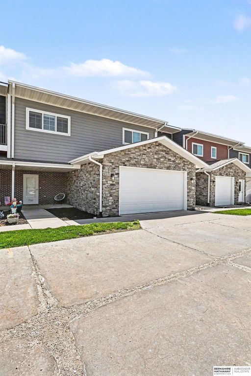 5941 N 158 Court, Omaha, NE 68116