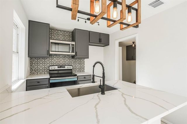 37 San Jacinto Drive, Galveston, TX 77550