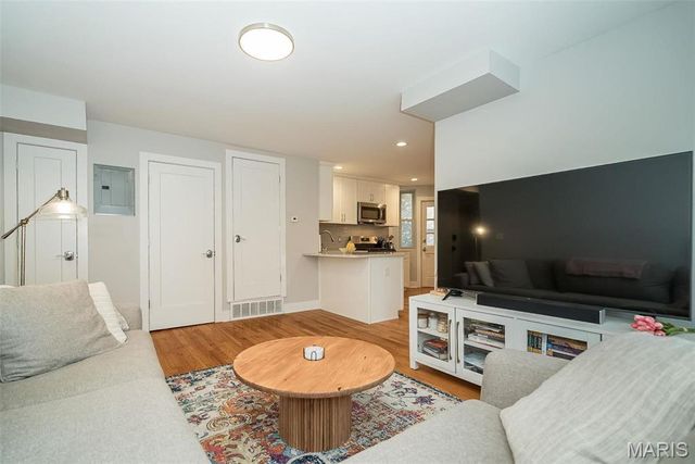 7537 Buckingham Drive, Clayton, MO 63105