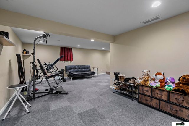 623 Lyncrest Drive, Lincoln, NE 68510