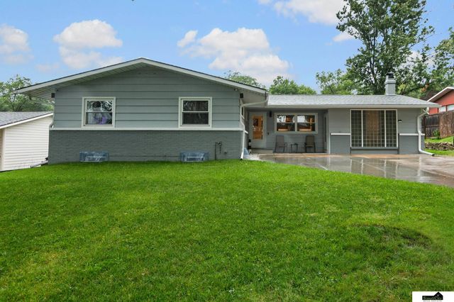 623 Lyncrest Drive, Lincoln, NE 68510