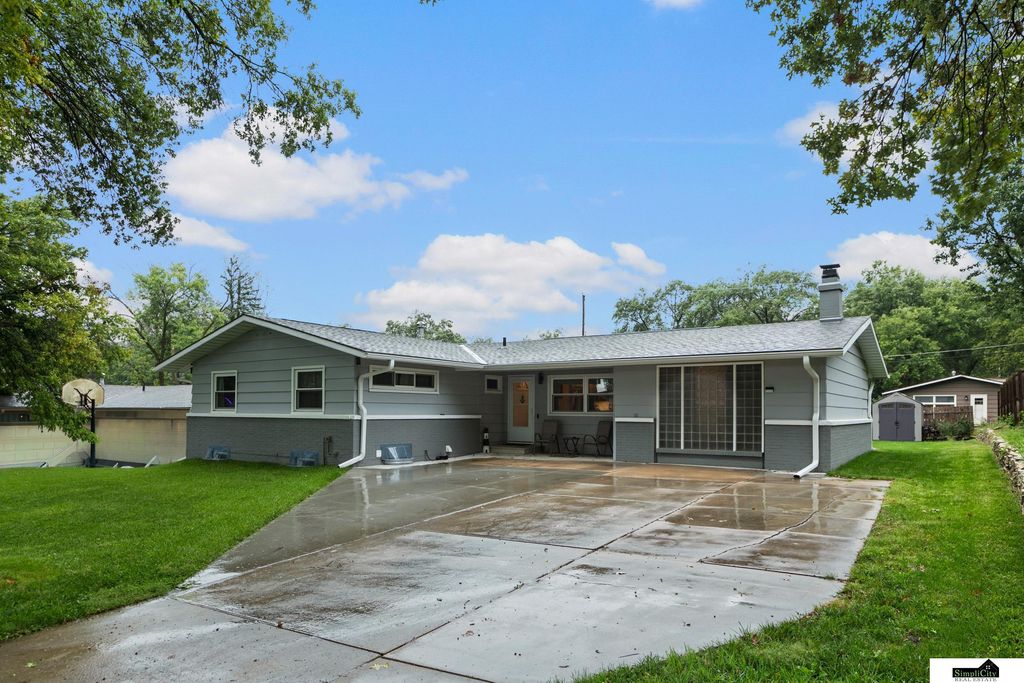 623 Lyncrest Drive, Lincoln, NE 68510