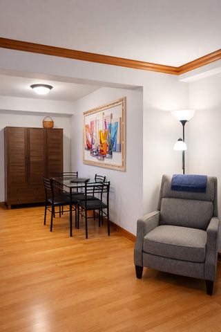 512 W Barry Avenue 205, Chicago, IL 60657