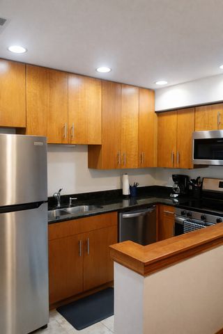 512 W Barry Avenue 205, Chicago, IL 60657