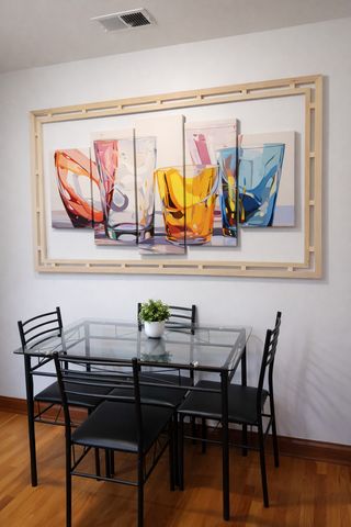 512 W Barry Avenue 205, Chicago, IL 60657