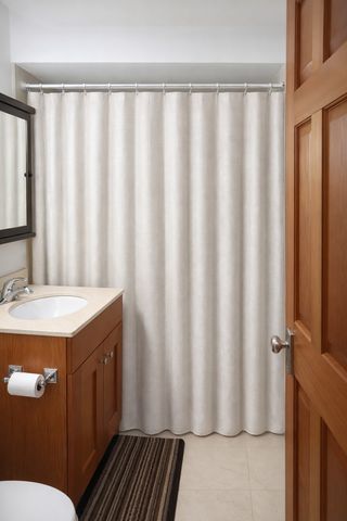 512 W Barry Avenue 205, Chicago, IL 60657