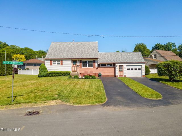 10 Tanglewood Road, Colonie, NY 12205