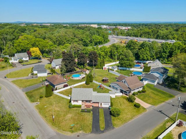 10 Tanglewood Road, Colonie, NY 12205
