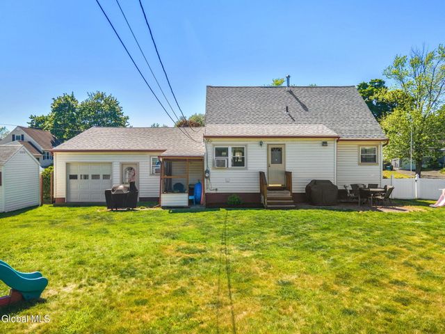 10 Tanglewood Road, Colonie, NY 12205