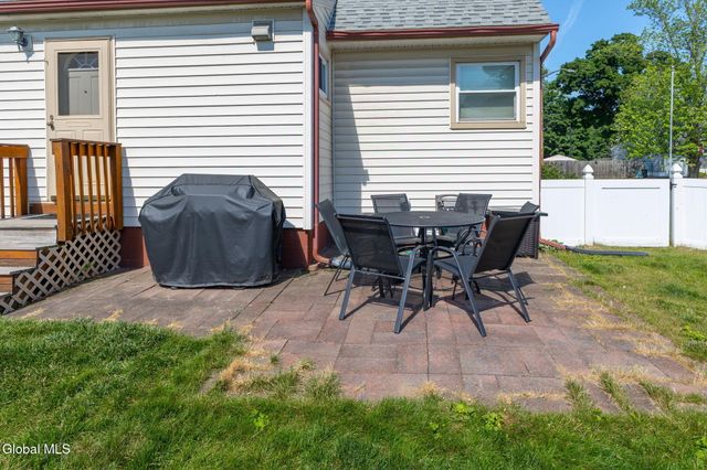 10 Tanglewood Road, Colonie, NY 12205