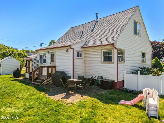 10 Tanglewood Road, Colonie, NY 12205