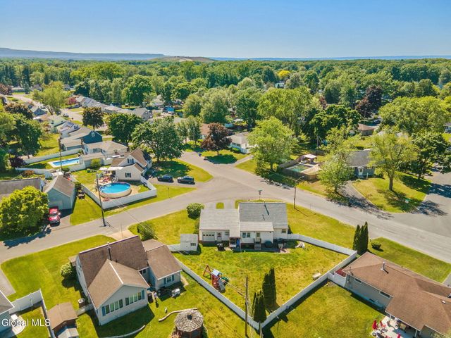 10 Tanglewood Road, Colonie, NY 12205