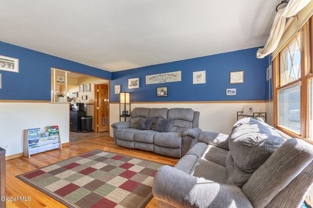 10 Tanglewood Road, Colonie, NY 12205