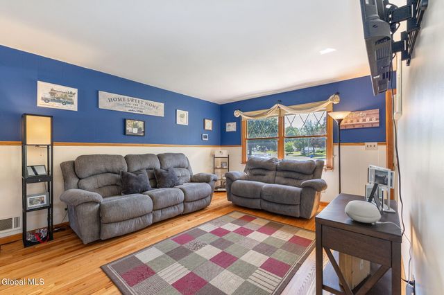 10 Tanglewood Road, Colonie, NY 12205