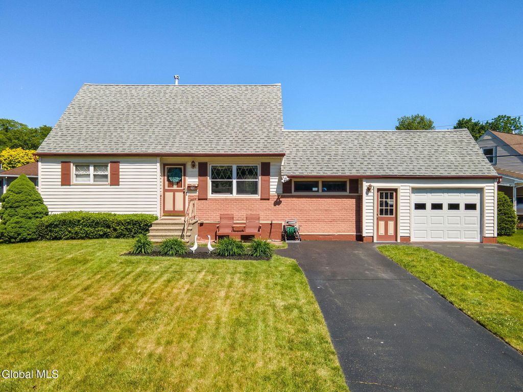 10 Tanglewood Road, Colonie, NY 12205