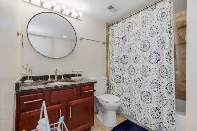 700 E 8th Street 14 M, Kansas City, MO 64106