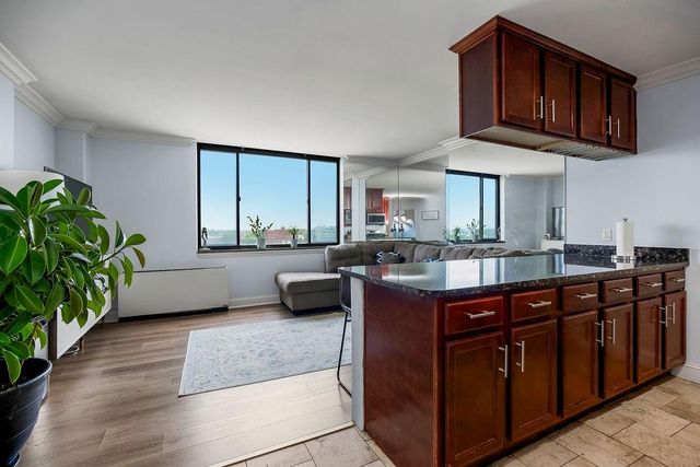 700 E 8th Street 14 M, Kansas City, MO 64106