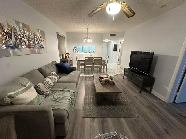 3138 Via Poinciana 317, Lake Worth, FL 33467