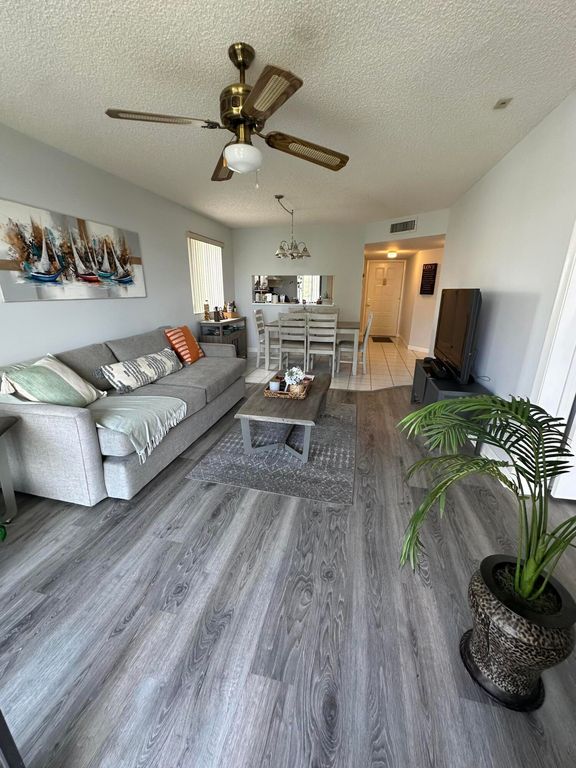 3138 Via Poinciana 317, Lake Worth, FL 33467