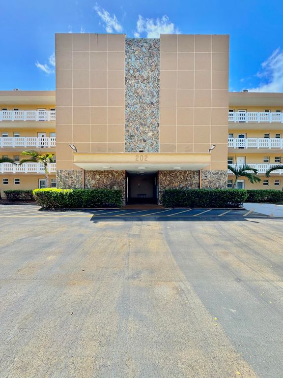202 SE 10th Street 105, Dania Beach, FL 33004