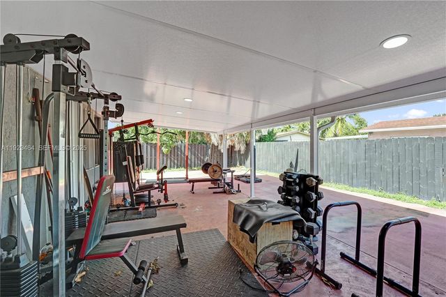 1631 NE 32nd St, Pompano Beach, FL 33064