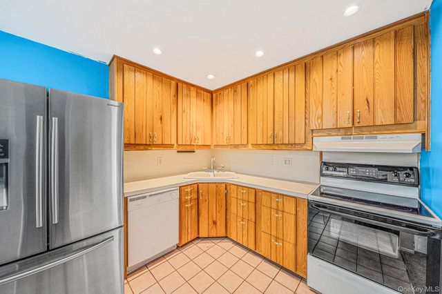 10 Smithtown Boulevard 3B, Smithtown, NY 11787