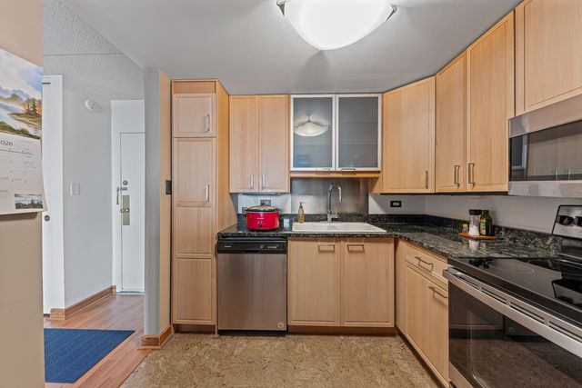 2015 S Finley Road 801, Lombard, IL 60148