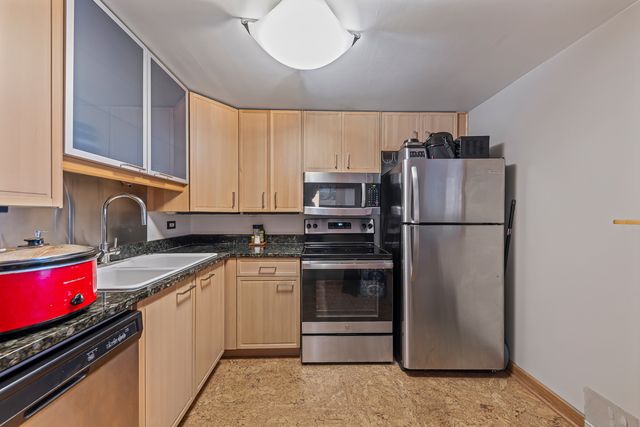 2015 S Finley Road 801, Lombard, IL 60148