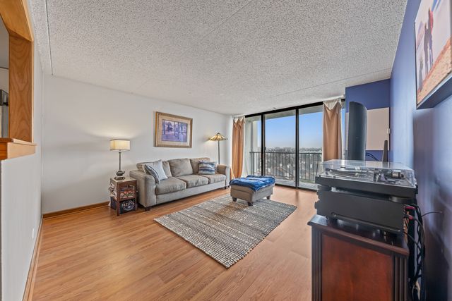 2015 S Finley Road 801, Lombard, IL 60148