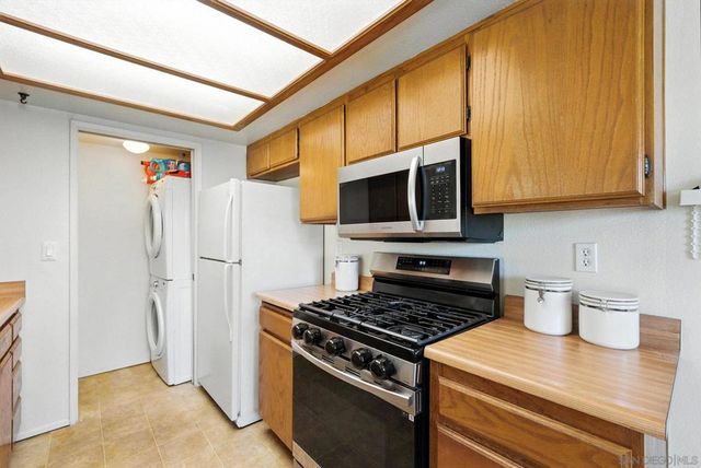 9438 Twin Trails Dr 202, San Diego, CA 92129