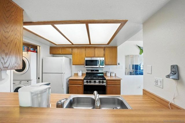 9438 Twin Trails Dr 202, San Diego, CA 92129