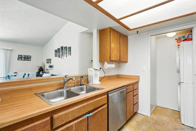 9438 Twin Trails Dr 202, San Diego, CA 92129