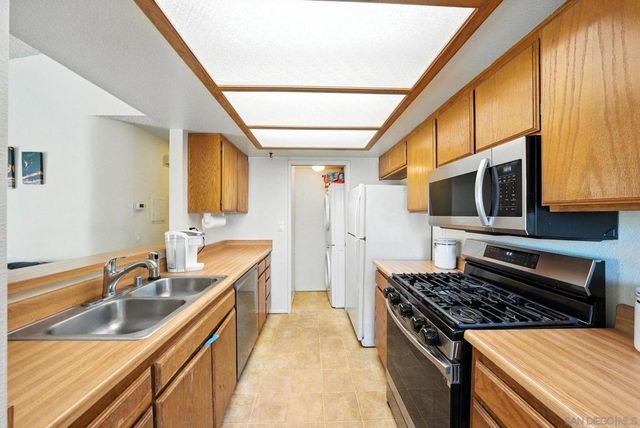 9438 Twin Trails Dr 202, San Diego, CA 92129