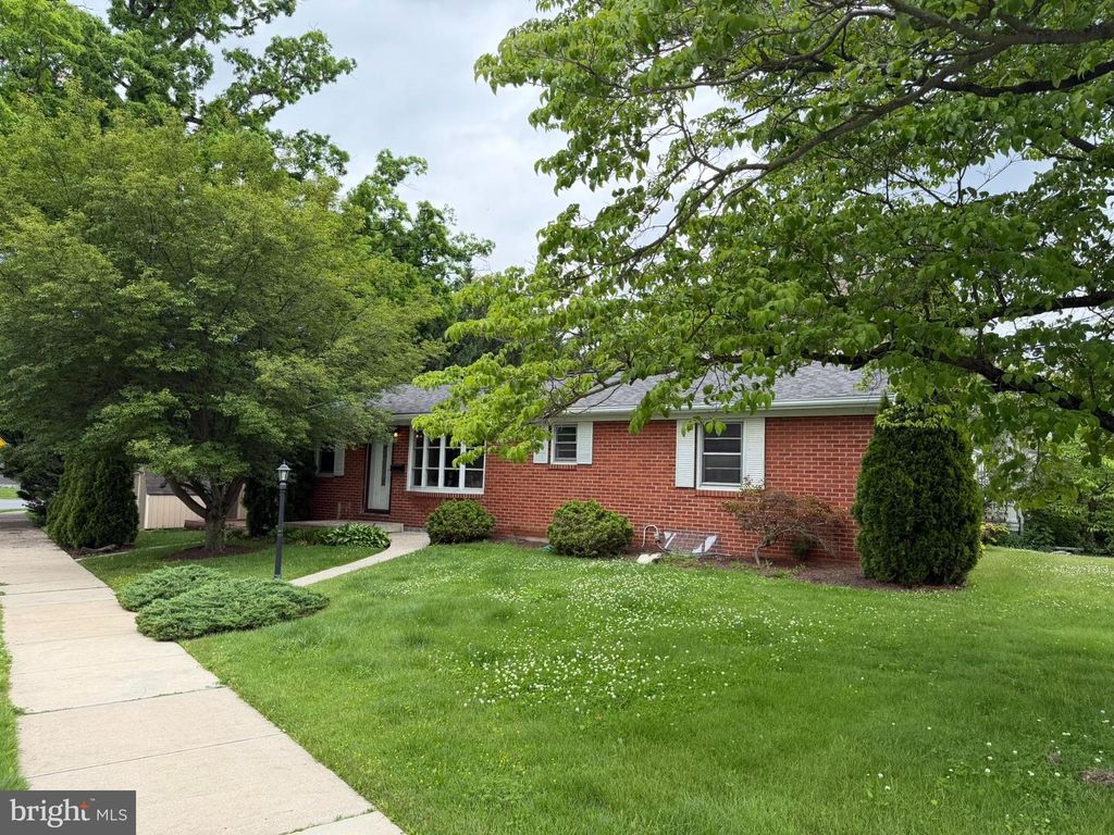 11 SCOTLAND ROAD, Chambersburg, PA 17201