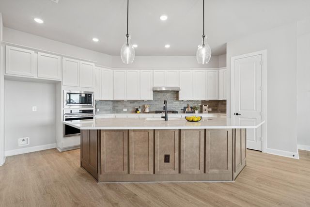 12131 Canal View Boulevard, Mont Belvieu, TX 77523