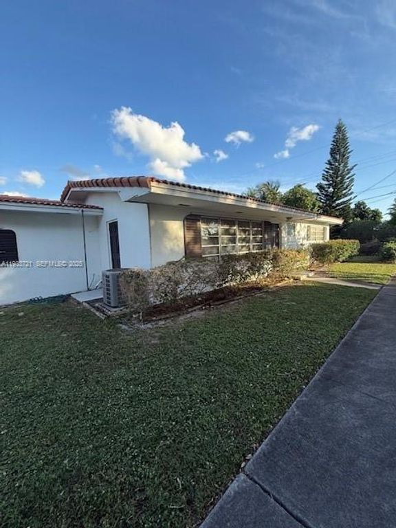 3924 Hayes St, Hollywood, FL 33021