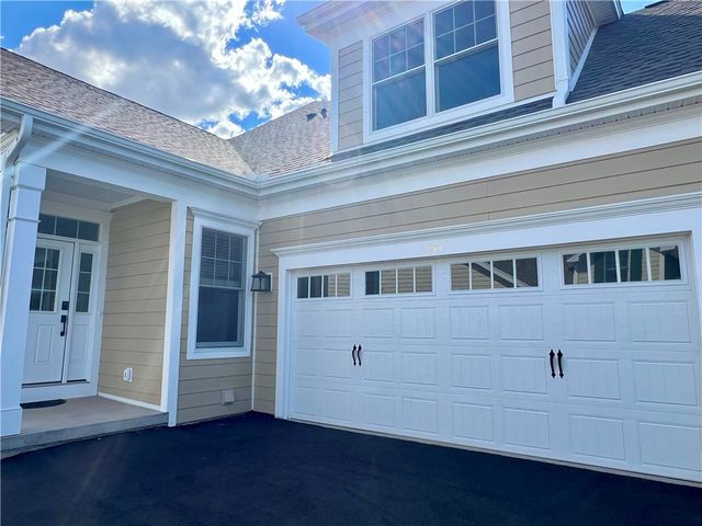 241 Bretlyn Cir, Brighton, NY 14618