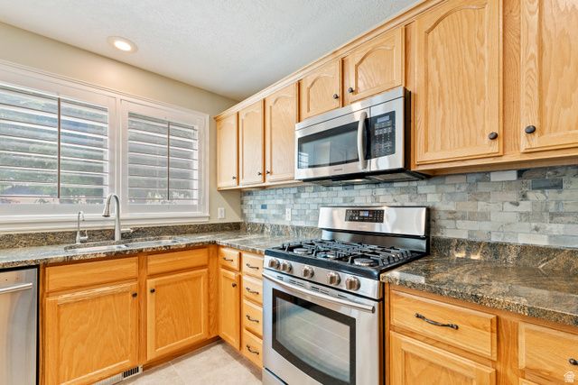 1121 OAKRIDGE PARK DR, Farmington, UT 84025