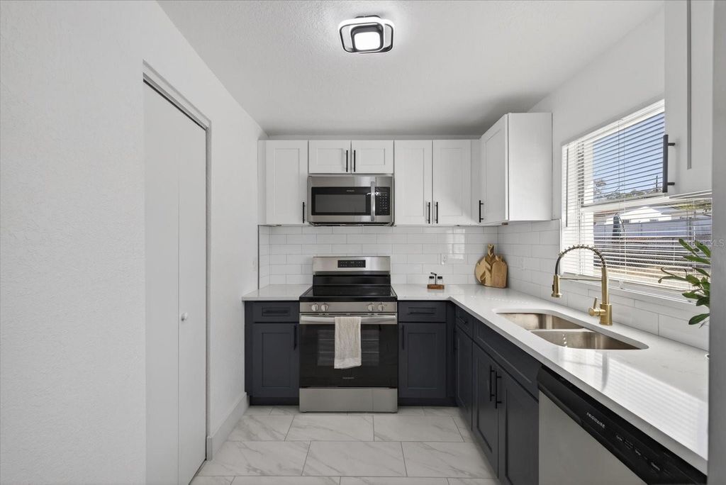 Image 11 of property listing at 8309 TUPELO DRIVE, Tampa, FL 33637