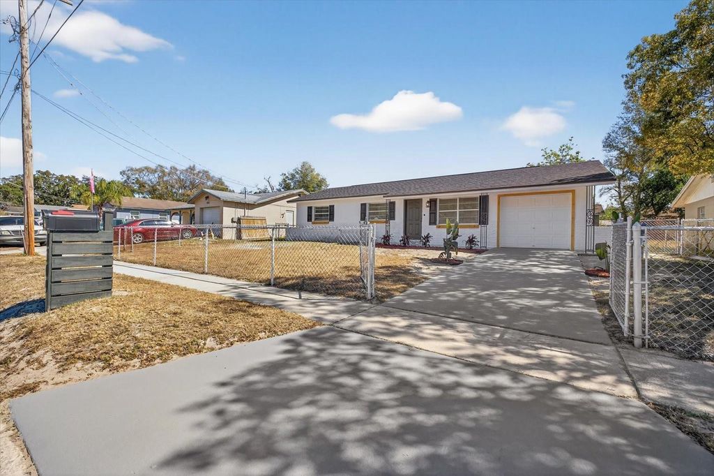 Image 3 of property listing at 8309 TUPELO DRIVE, Tampa, FL 33637