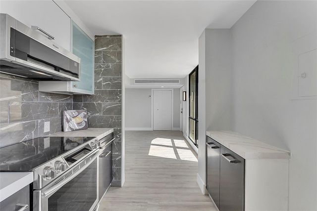 136 Lakeshore Drive T10, North Palm Beach, FL 33408